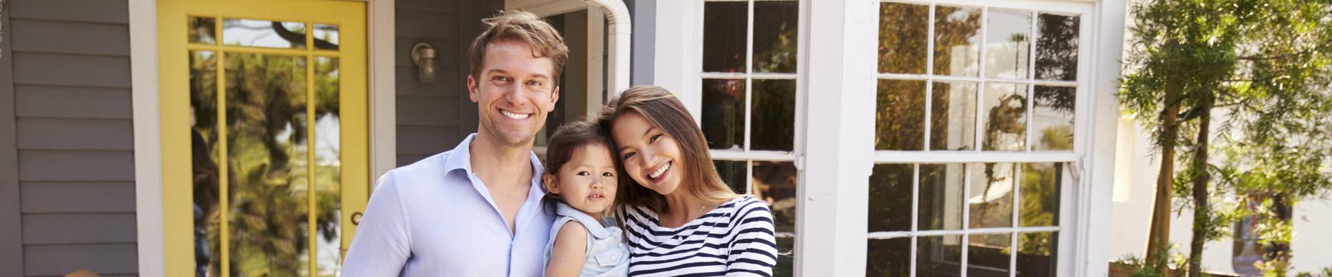 OCR_image_couple_kid_front_house_1920x400